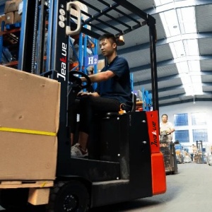 800kg Electric Forklift FBS08 with 2500-3300mm Lifting Height