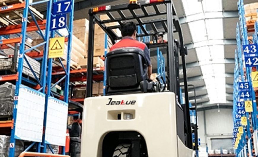 The Rise of Autonomous Mobile Robots in Modern Intralogistics