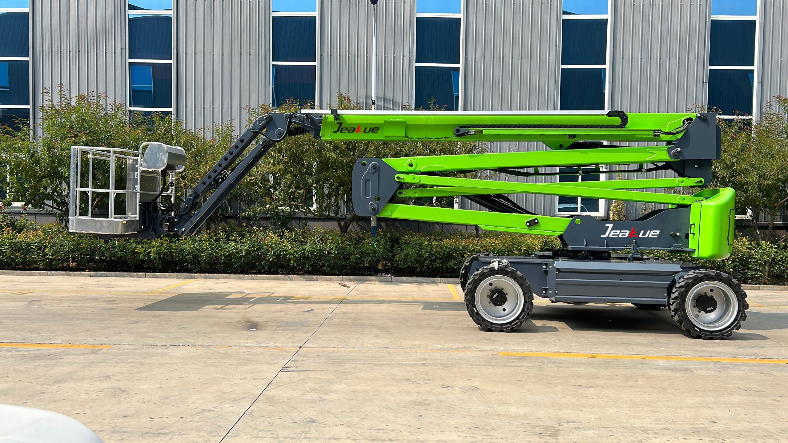 0.23-0.35Ton(507.06 lb/771.62 lb) 20.2-22.5M(66.27 ft/73.82 ft) Electric Articulating Boom Lift-V18/V20 - Image 2