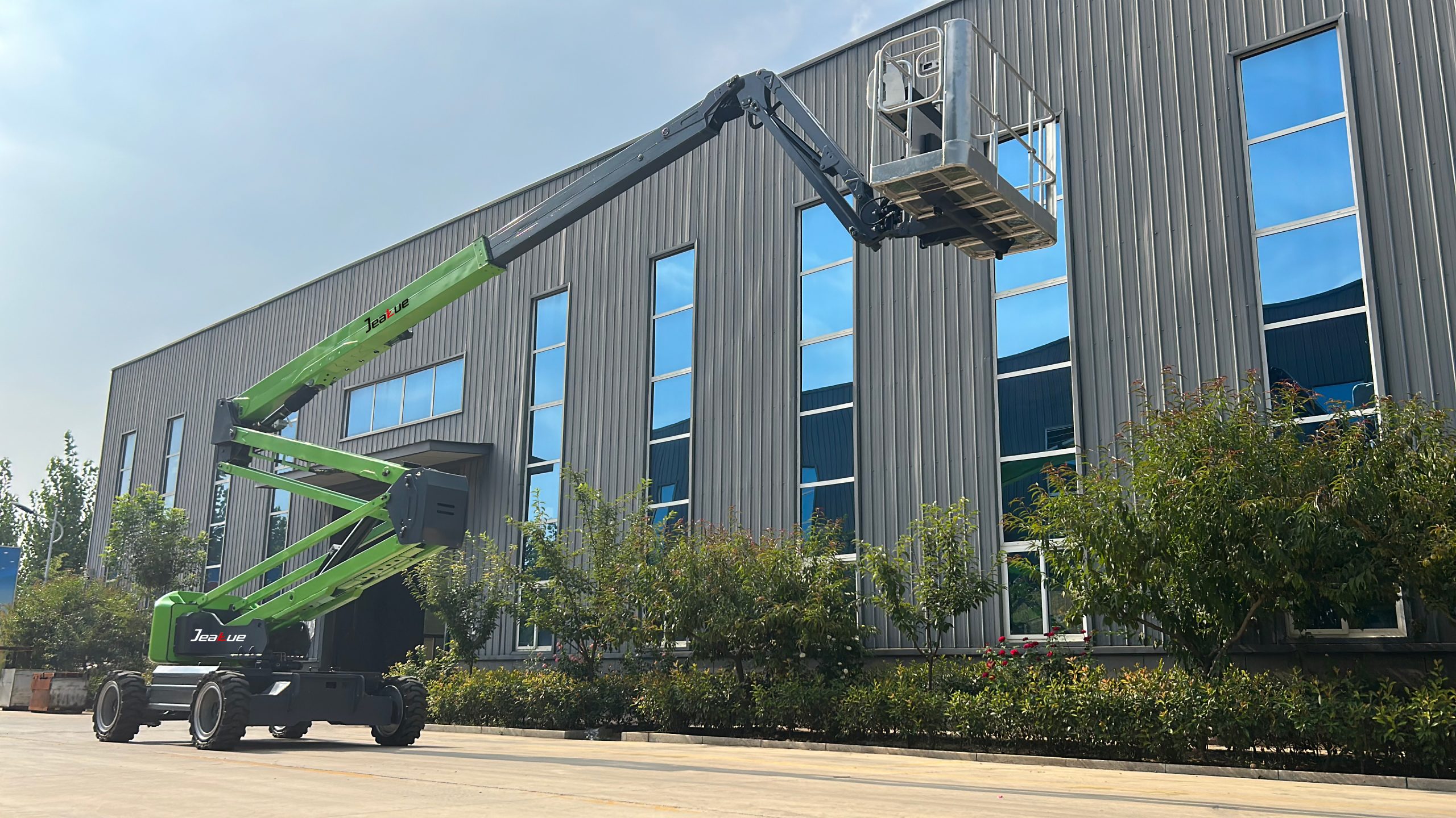 0.23-0.35Ton(507.06 lb/771.62 lb) 20.2-22.5M(66.27 ft/73.82 ft) Electric Articulating Boom Lift-V18/V20 - Image 3