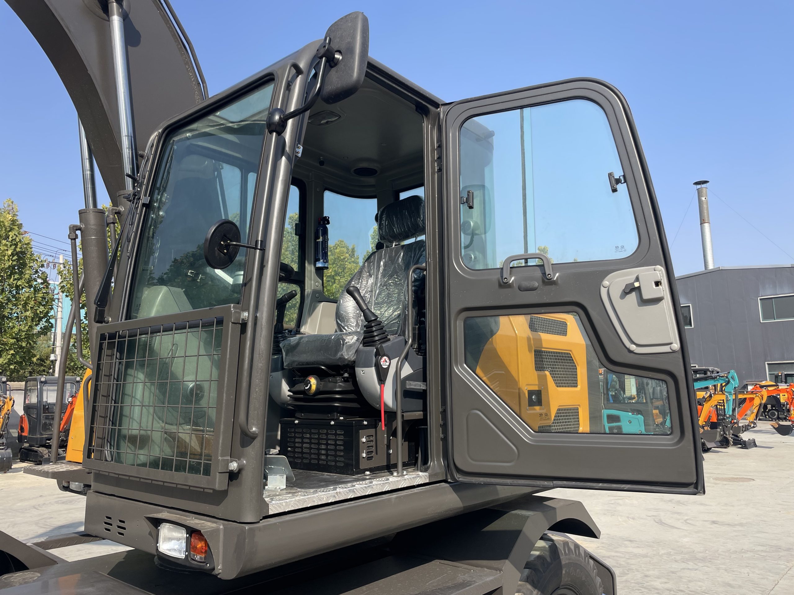 12 Ton(26455.44 lb) Diesel Wheel Excavator-JH9120 - Image 4