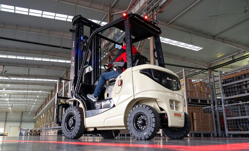 Heavy-Duty Electric Forklifts: The Zero-Emission Powerhouse for Modern Industry